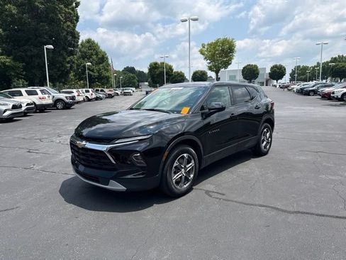 Used 2025 Chevrolet Blazer LT AWD/4WD image 2