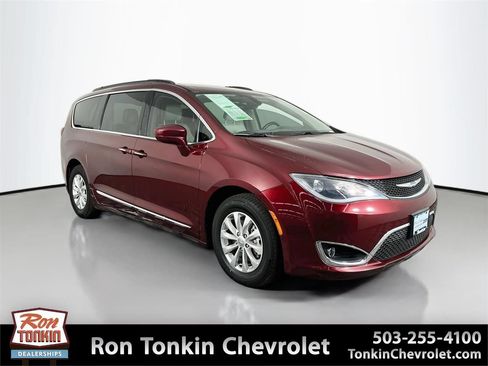 Used 2017 Chrysler Pacifica Touring-L FWD image 1