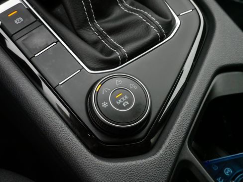 Used 2024 Volkswagen Taos SEL image 28