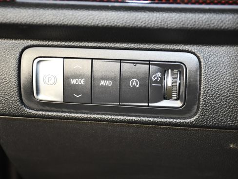 Used 2025 Chevrolet Traverse Z71 AWD/4WD image 33