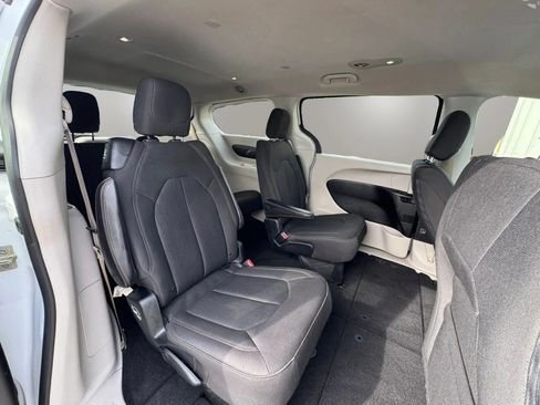Used 2017 Chrysler Pacifica Touring FWD image 16