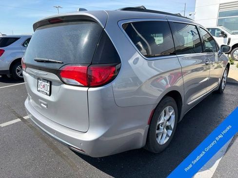 Used 2017 Chrysler Pacifica Touring-L w/ Tire & Wheel Group FWD image 16