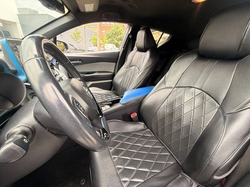 Used 2019 Toyota C-HR XLE FWD image 12