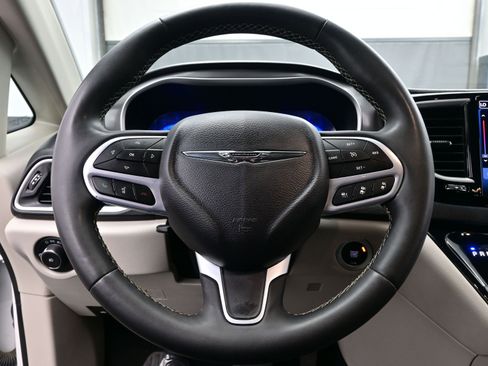 Used 2023 Chrysler Pacifica Touring-L image 24