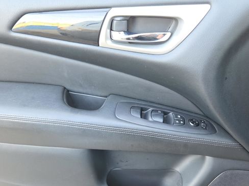 Used 2020 Nissan Pathfinder S image 31