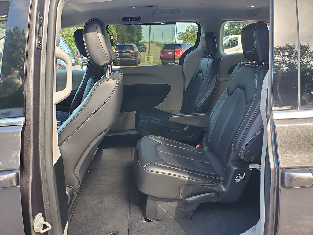 Used 2023 Chrysler Pacifica Touring-L FWD image 12