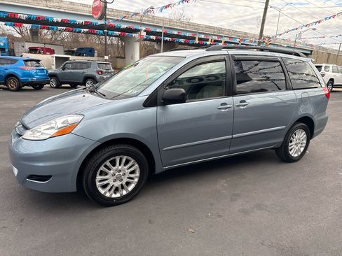 Used 2010 Toyota Sienna LE image 8