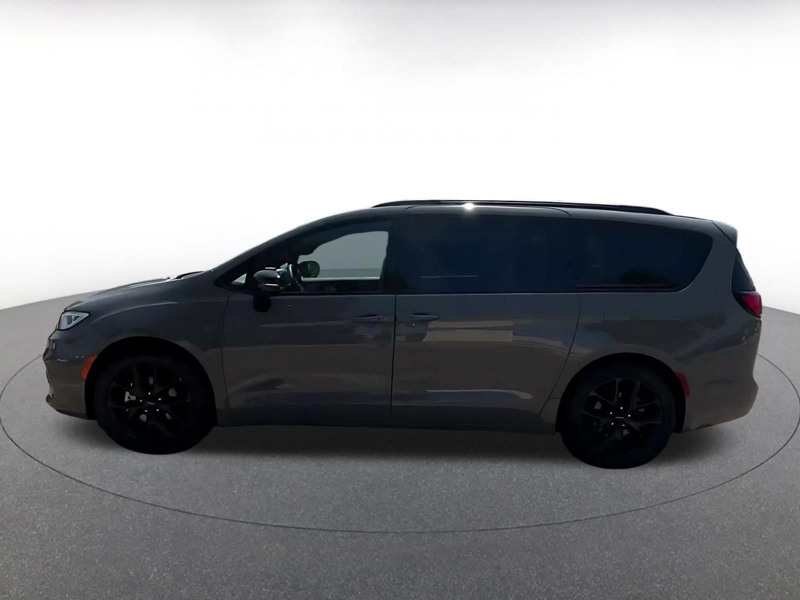 Used 2025 Chrysler Pacifica Limited FWD image 8
