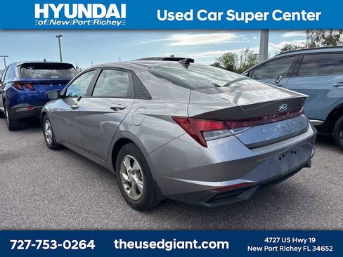 Used 2023 Hyundai Elantra SE image 2