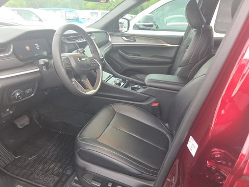 Used 2025 Jeep Grand Cherokee Limited AWD/4WD image 3