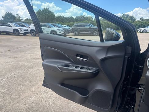 Used 2025 Nissan Versa SV FWD image 18