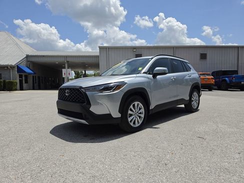 Used 2023 Toyota Corolla Cross LE FWD image 2