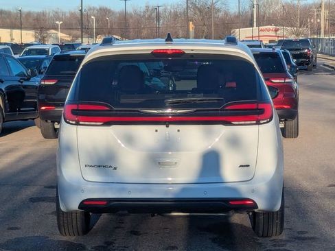 New 2026 Chrysler Pacifica Select image 4