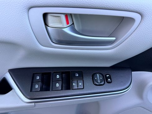 Used 2016 Toyota Camry LE FWD image 22