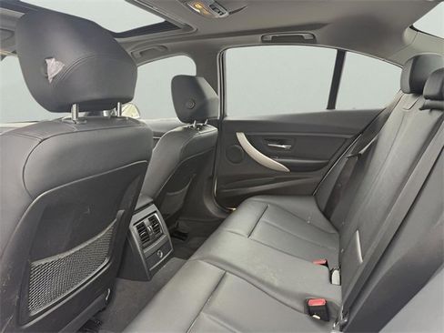 Used 2018 BMW 320i xDrive Sedan w/ Convenience Package image 19