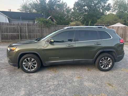 Used 2019 Jeep Cherokee Latitude Plus w/ Comfort/Convenience Group FWD image 3