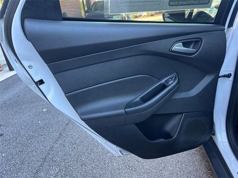 Used 2018 Ford Focus SE w/ SE Appearance Package image 21