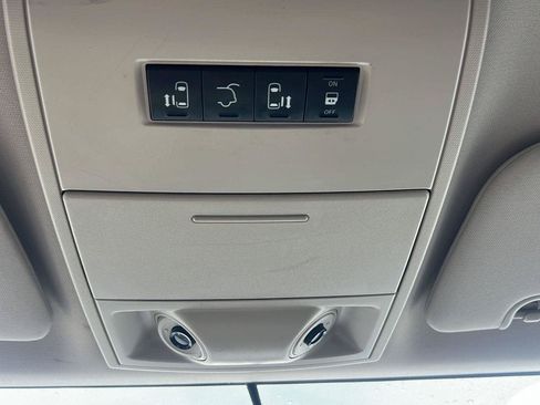 Used 2016 Chrysler Town & Country Touring w/ Driver Convenience Group FWD image 13