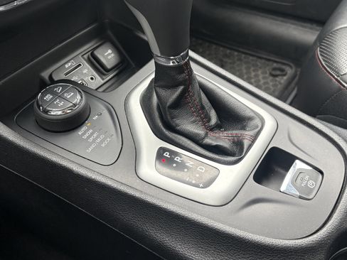 Used 2018 Jeep Cherokee Trailhawk w/ Quick Order Package 27L AWD/4WD image 27