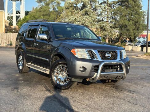 Used 2010 Nissan Pathfinder LE w/ Navigation Pkg AWD/4WD image 12