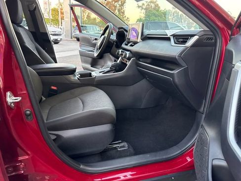Used 2025 Toyota RAV4 XLE FWD image 33