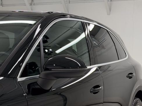 Certified 2023 Porsche Cayenne AWD/4WD image 19