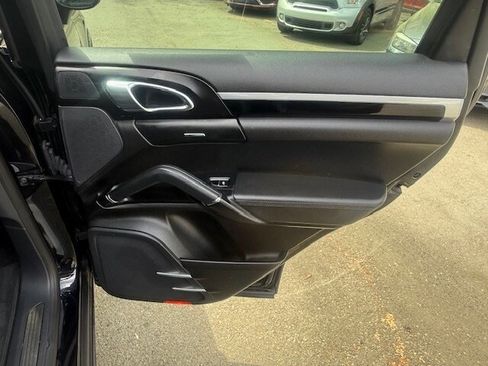 Used 2017 Porsche Cayenne Platinum Edition image 17