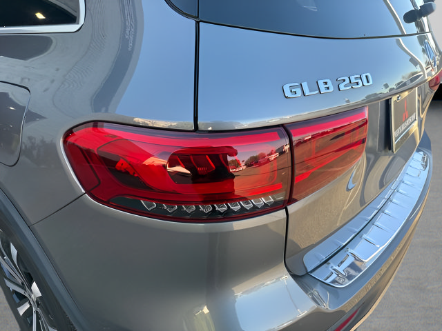 Used 2022 Mercedes-Benz GLB 250 4MATIC w/ Premium Package Lite image 32