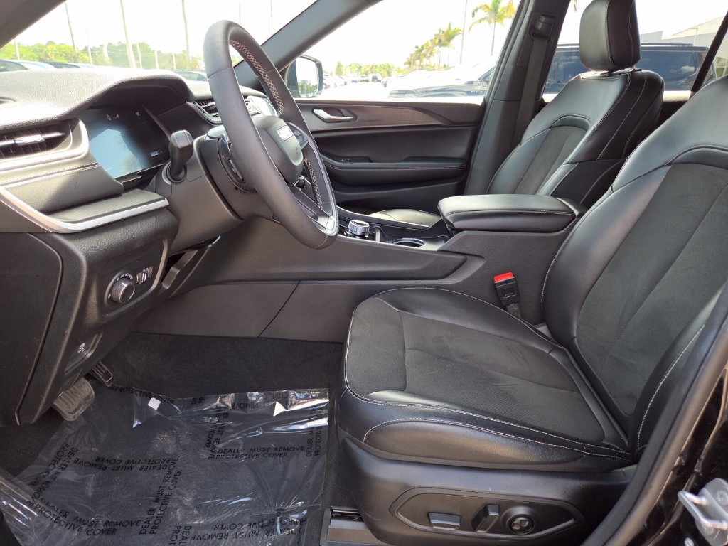 Used 2025 Jeep Grand Cherokee Altitude AWD/4WD image 28
