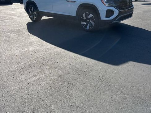 Used 2025 Volkswagen Atlas Cross Sport SE FWD image 5