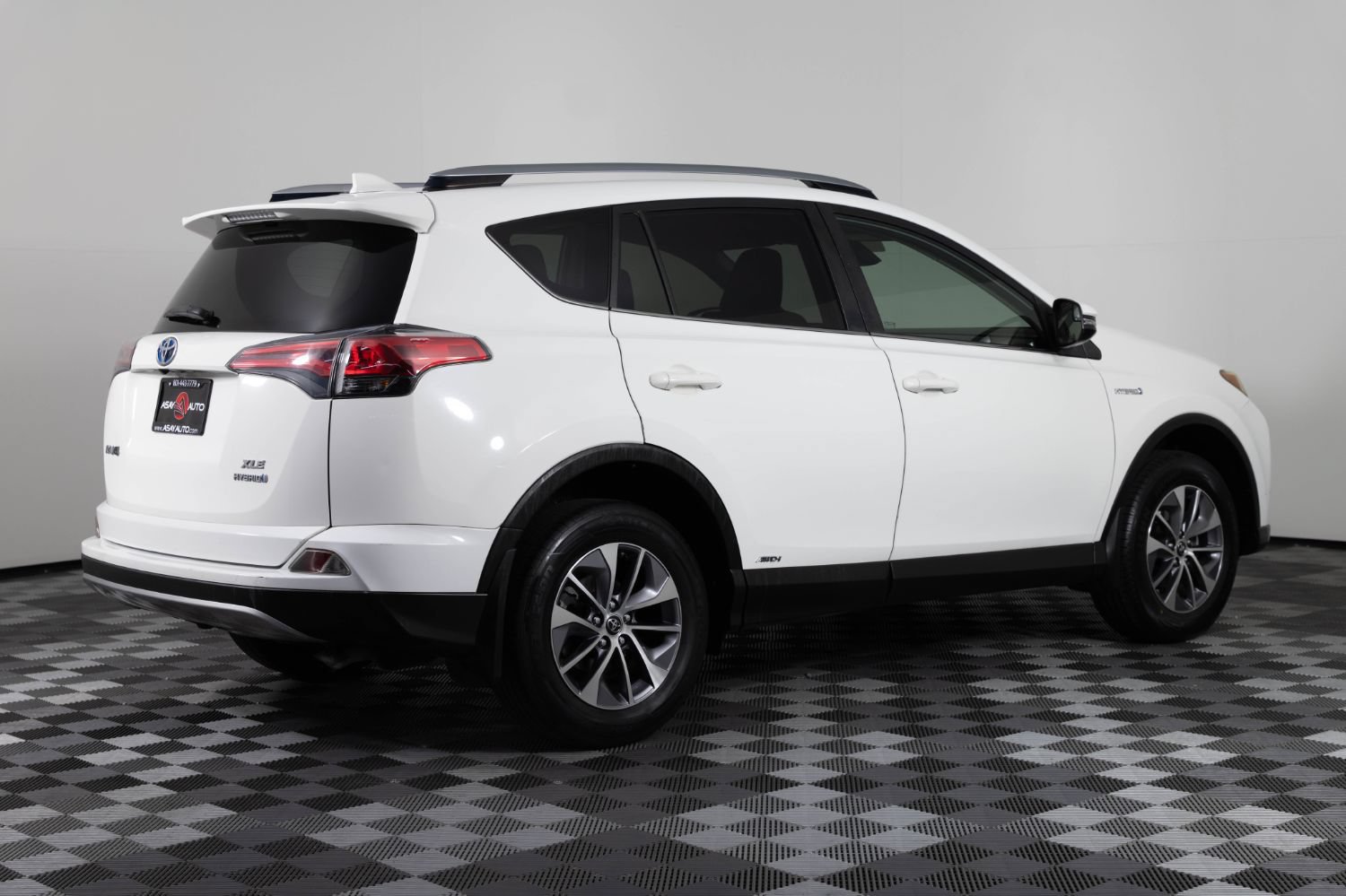 Used 2018 Toyota RAV4 XLE w/ Carpet Mat Package AWD/4WD image 8