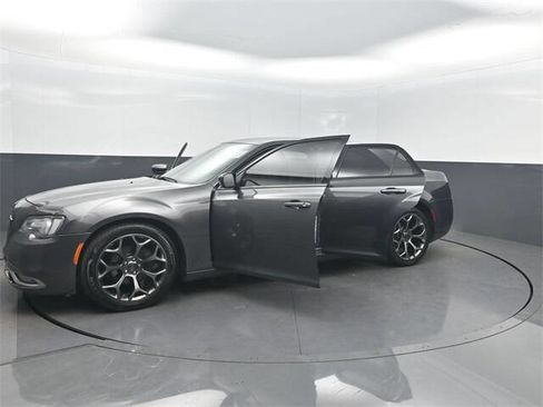 Used 2019 Chrysler 300 S image 39