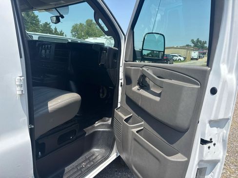 Used 2017 Chevrolet Express 2500 Extended RWD image 19
