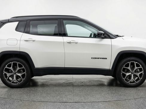Used 2025 Jeep Compass Limited image 11