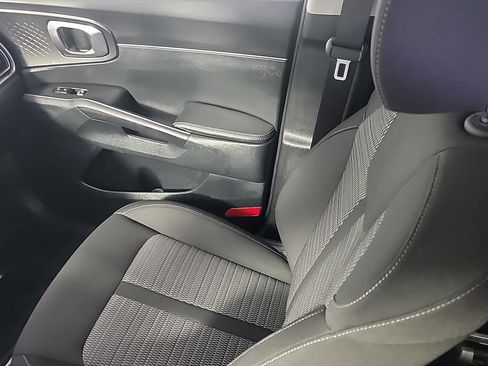 Used 2025 Kia Sorento LX FWD image 23