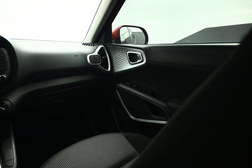 Used 2025 Kia Soul LX w/ LX Technology Package FWD image 45