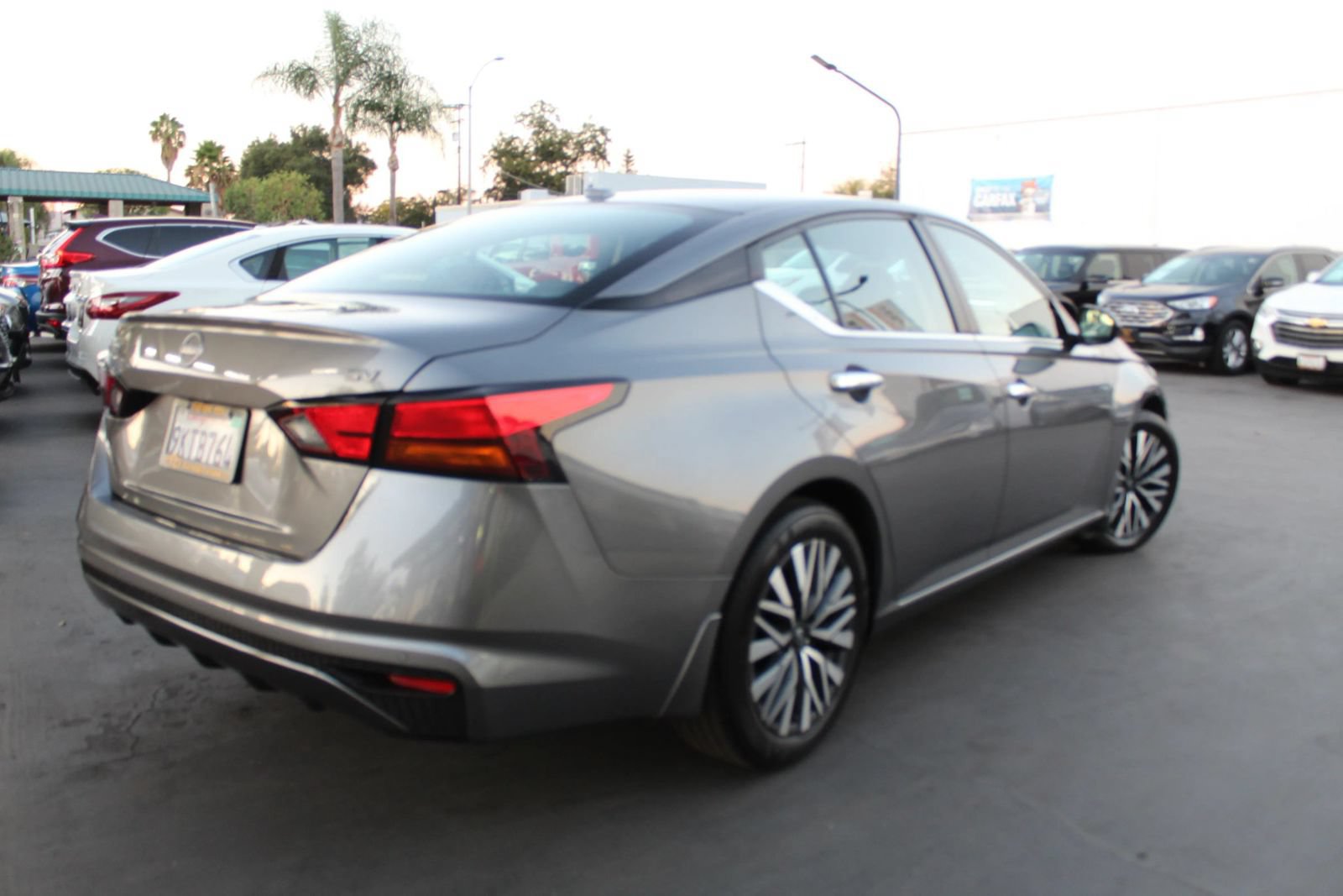 Used 2024 Nissan Altima 2.5 SV FWD image 5