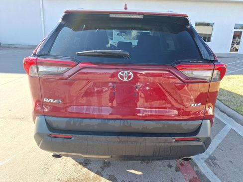Used 2020 Toyota RAV4 XLE image 5