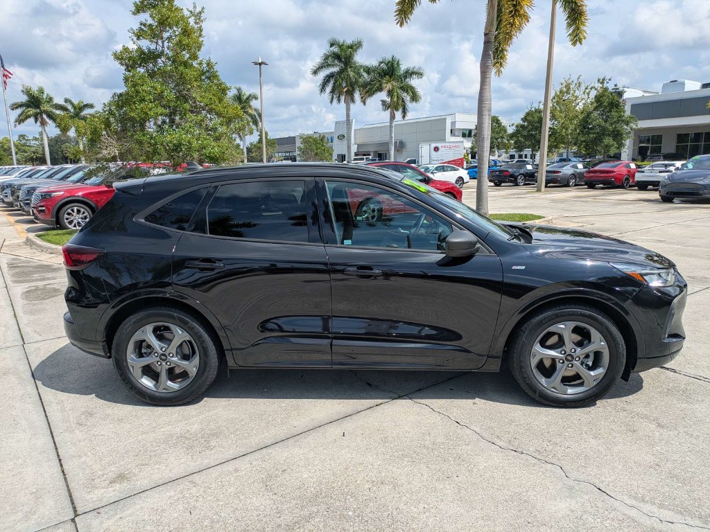 Used 2023 Ford Escape ST-Line w/ Tech Pack #1 FWD image 3