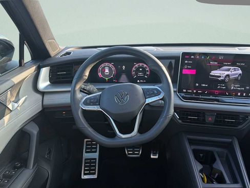 Used 2025 Volkswagen Tiguan SE R-Line image 10