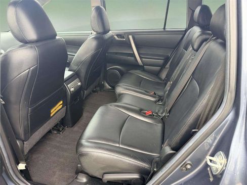 Used 2012 Toyota Highlander SE w/ Tow Pkg image 18