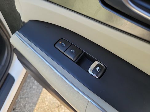 Certified 2025 Kia Sorento S FWD image 9