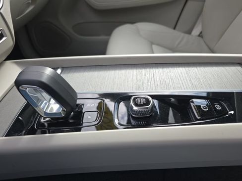 Certified 2023 Volvo XC60 B5 Plus w/ Climate Package AWD/4WD image 36