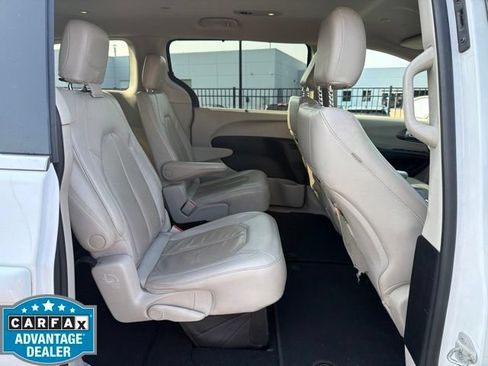 Used 2021 Chrysler Pacifica Touring-L FWD image 12