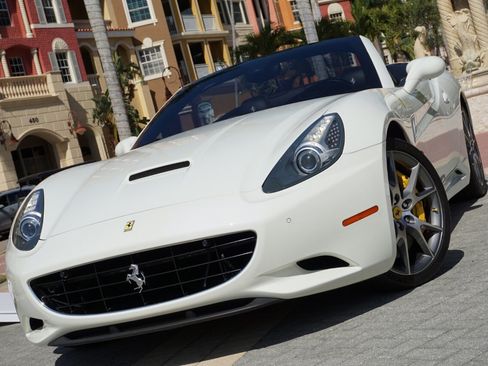 Used 2014 Ferrari California RWD image 66