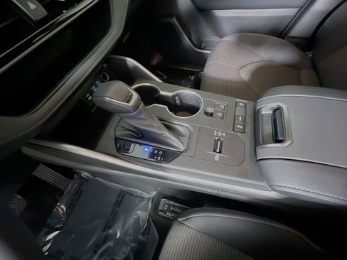 Used 2022 Toyota Highlander LE image 25