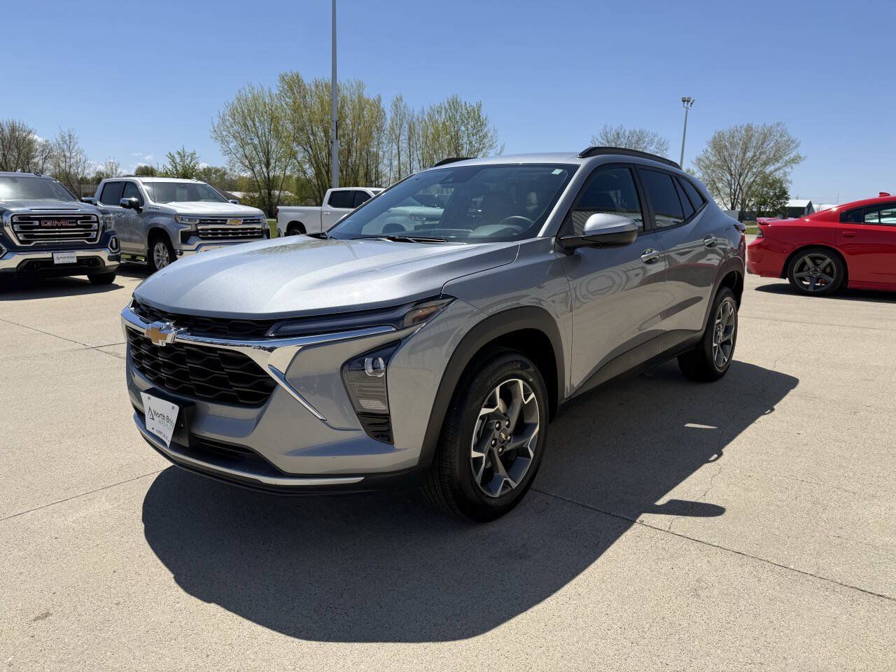 Used 2025 Chevrolet Trax LT w/ LT Convenience Package FWD image 2
