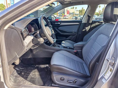 Used 2025 Volkswagen Jetta SE FWD image 21