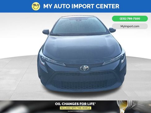 Used 2020 Toyota Corolla LE FWD image 2