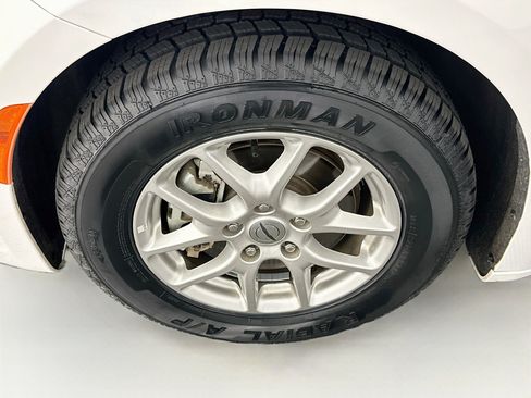Used 2024 Chrysler Pacifica Touring-L FWD image 11